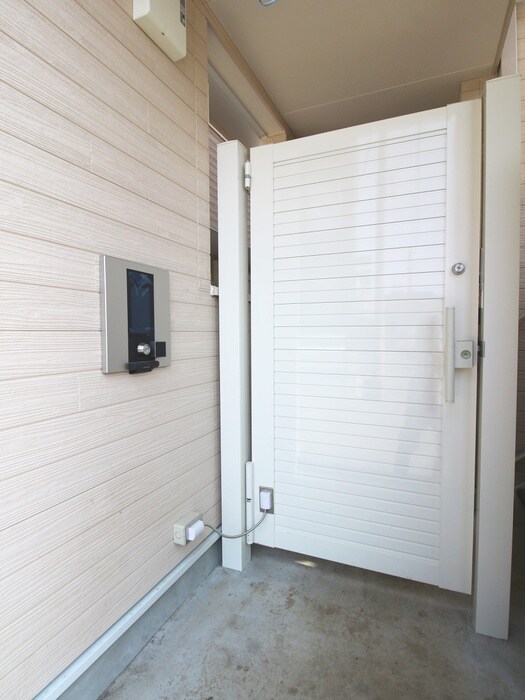 物件外観写真4　(エントランス部分)