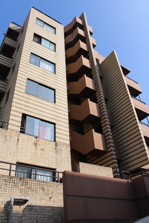 ナビ新宿外観写真