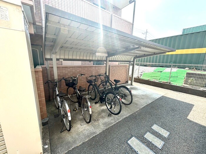 物件外観写真5　(駐輪場)