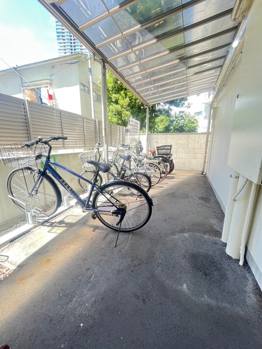 ベラパルト三田(206)の駐輪場