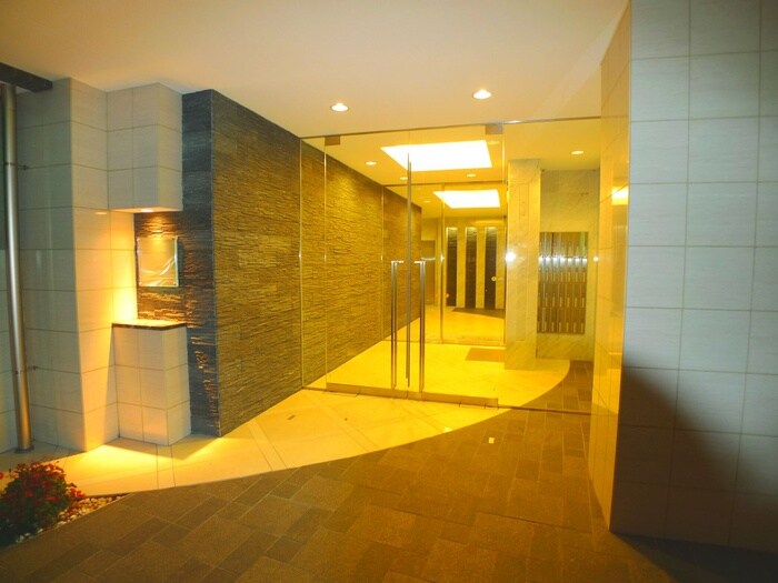 物件外観写真4　(エントランス部分)