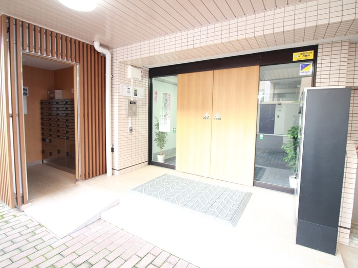 物件外観写真3　(エントランス部分)