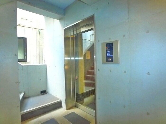 物件外観写真6　(エントランス部分)