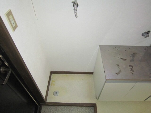 物件内観写真8　(洗濯機置場)