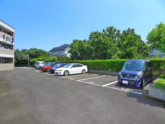 物件外観写真3　(駐車場)