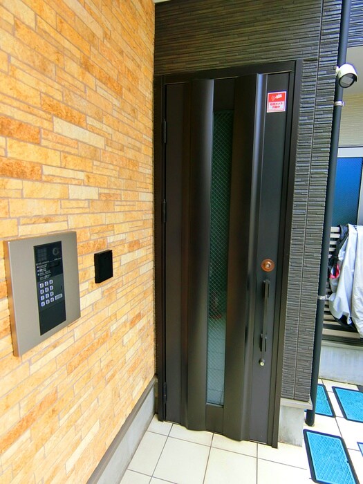 物件外観写真2　(エントランス部分)
