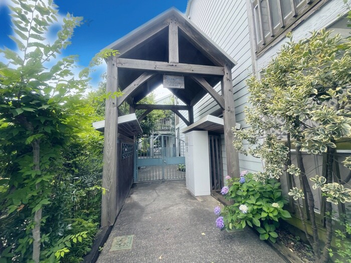 物件外観写真2　(エントランス部分)