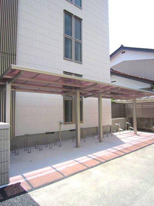 物件外観写真4　(駐輪場)