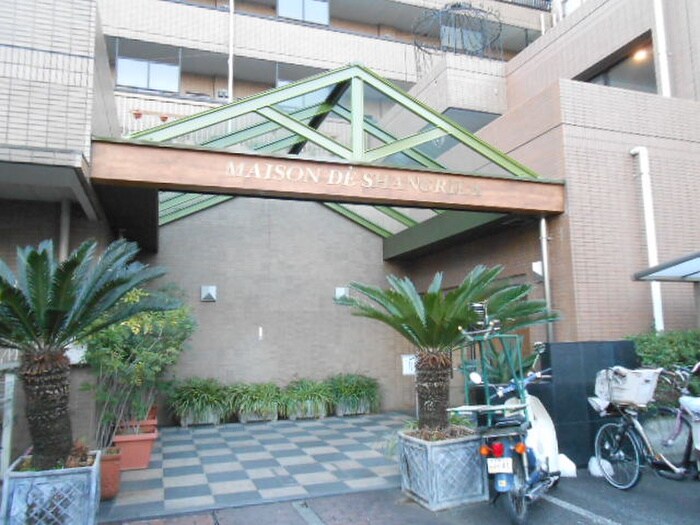 物件外観写真2　(エントランス部分)