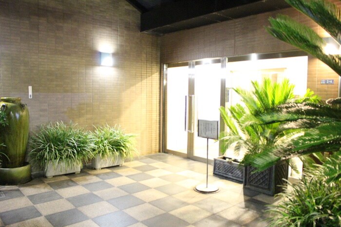 物件外観写真4　(エントランス部分)