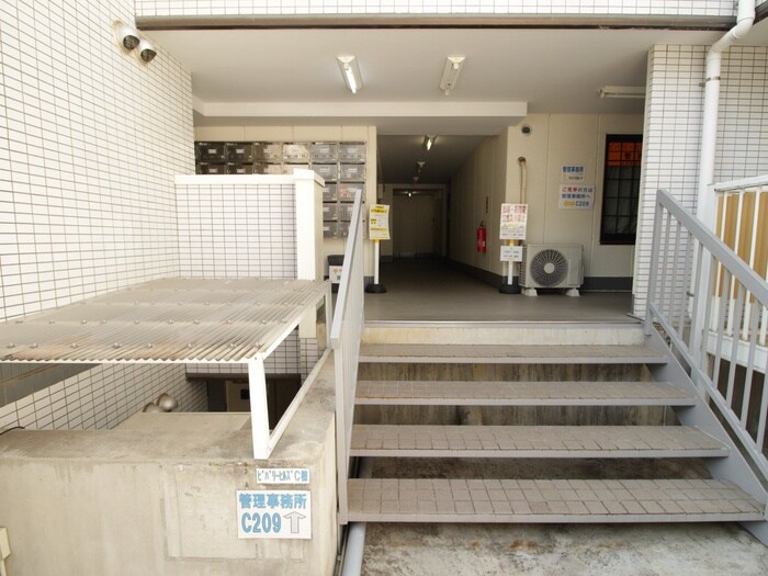 物件外観写真2　(エントランス部分)