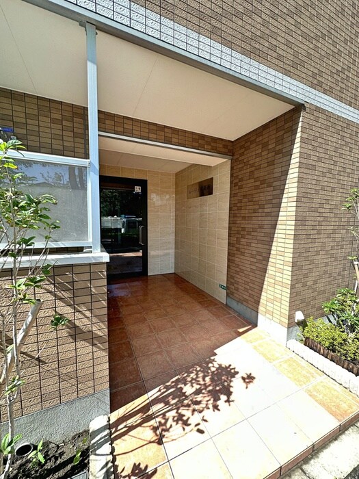 物件外観写真2　(エントランス部分)