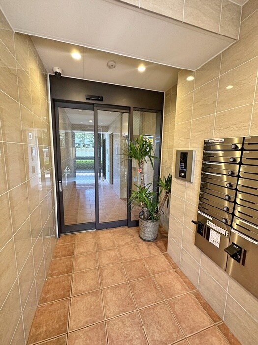 物件外観写真3　(エントランス部分)