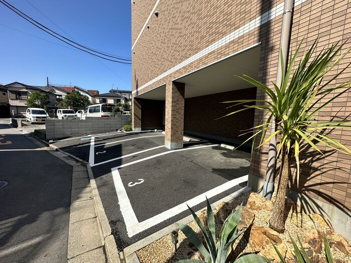 物件外観写真4　(駐車場)