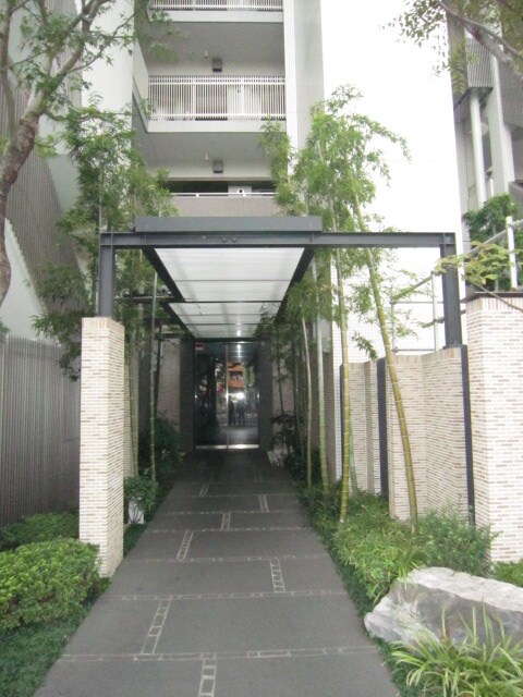 物件外観写真2　(エントランス部分)