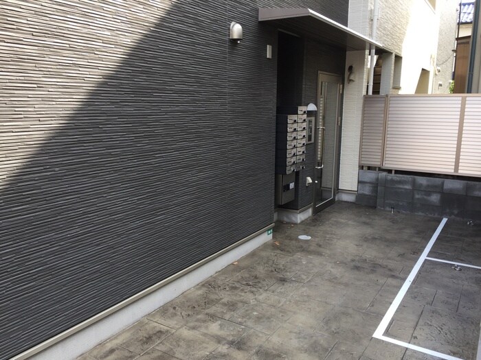 物件外観写真3　(エントランス部分)