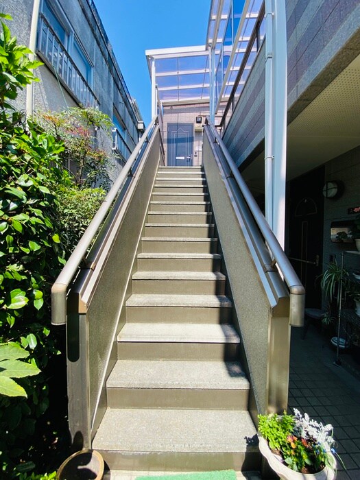 物件外観写真4　(エントランス部分)