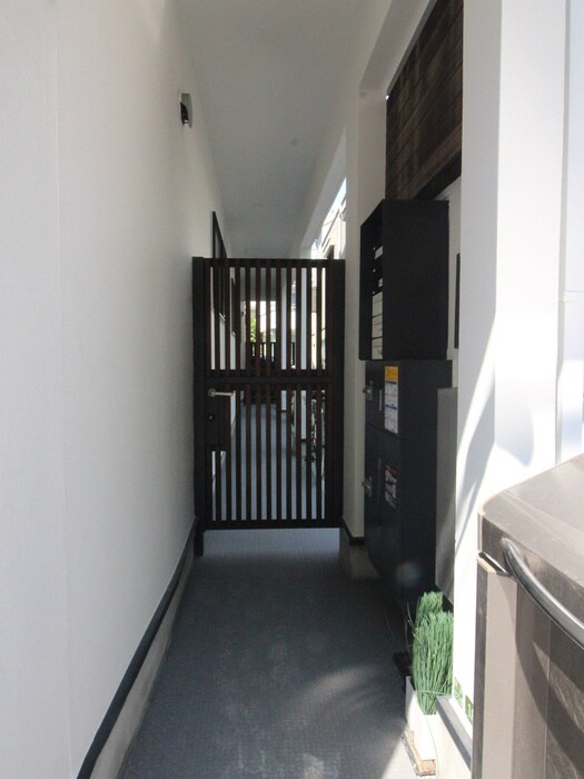 物件外観写真4　(エントランス部分)