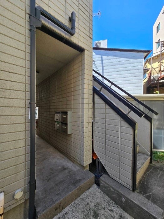 物件外観写真4　(エントランス部分)
