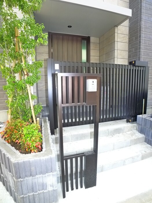 物件外観写真4　(エントランス部分)