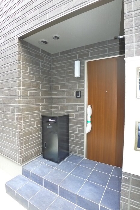 物件外観写真6　(エントランス部分)