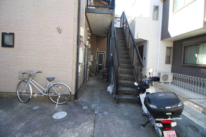 物件外観写真3　(エントランス部分)