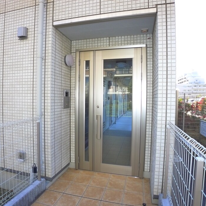 物件外観写真3　(エントランス部分)