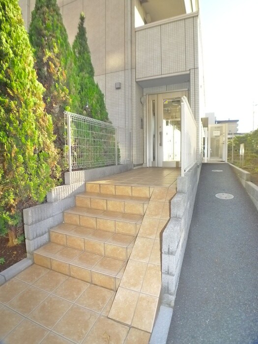 物件外観写真4　(エントランス部分)