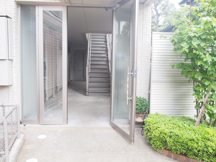 物件外観写真3　(エントランス部分)