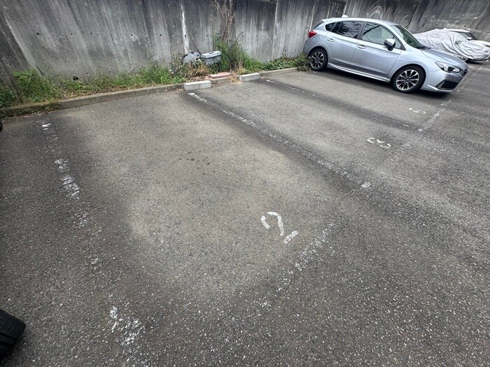 物件外観写真3　(駐車場)