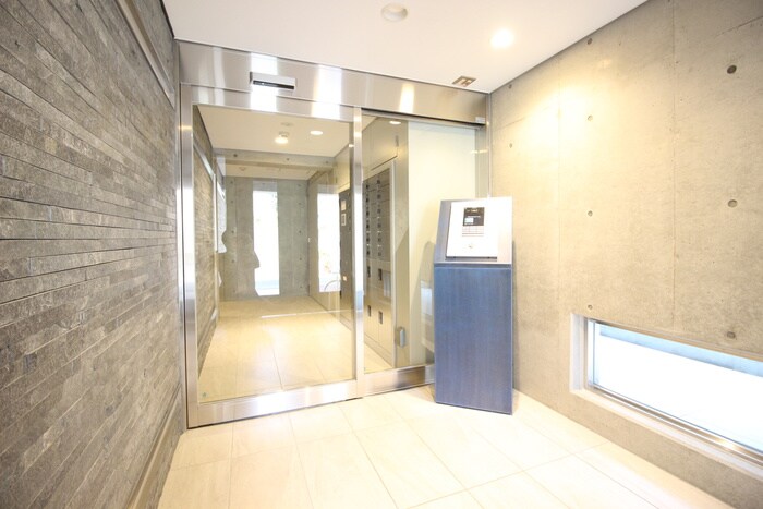 物件外観写真2　(エントランス部分)