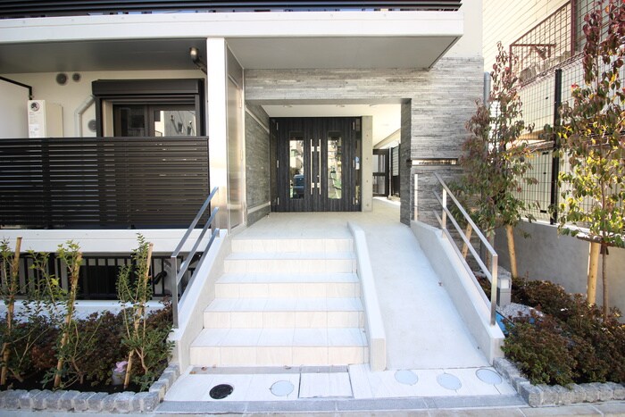 物件外観写真5　(エントランス部分)