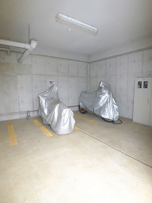 物件外観写真6　(バイク置き場)