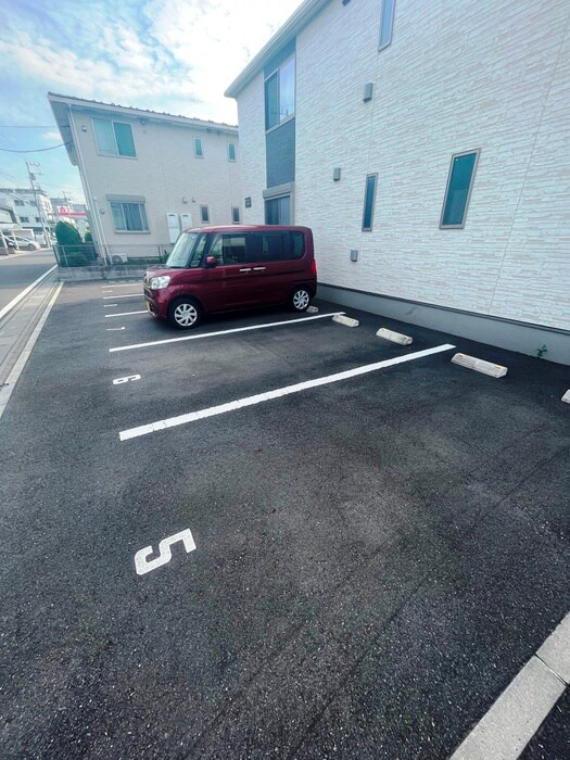 物件外観写真4　(駐車場)
