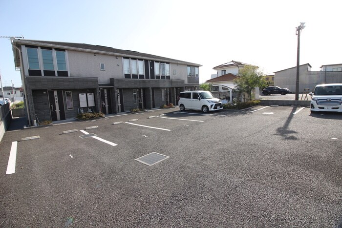 物件外観写真4　(駐車場)