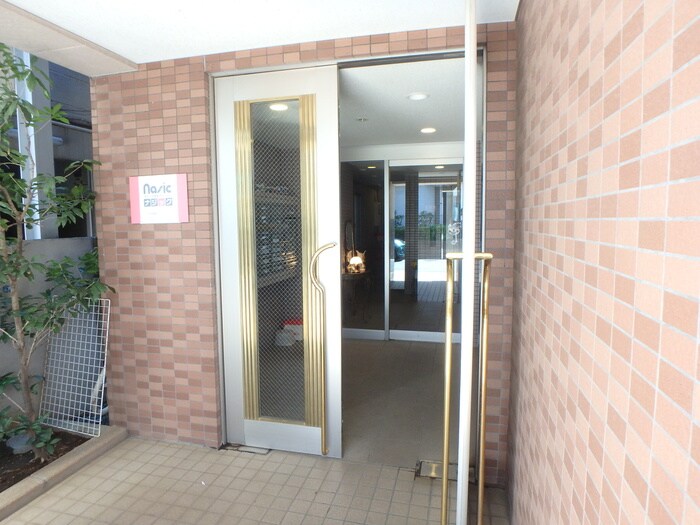 物件外観写真4　(エントランス部分)