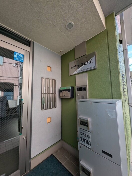 物件外観写真4　(エントランス部分)