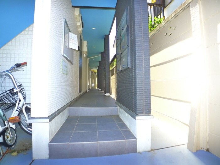 物件外観写真2　(エントランス部分)