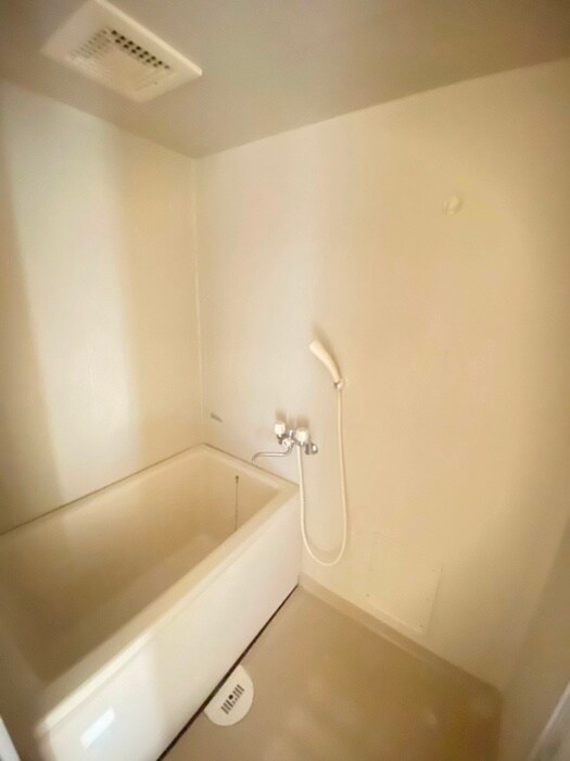 スクウェアーコートのバス