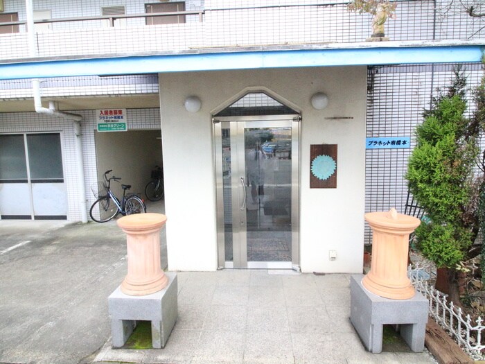 物件外観写真6　(エントランス部分)