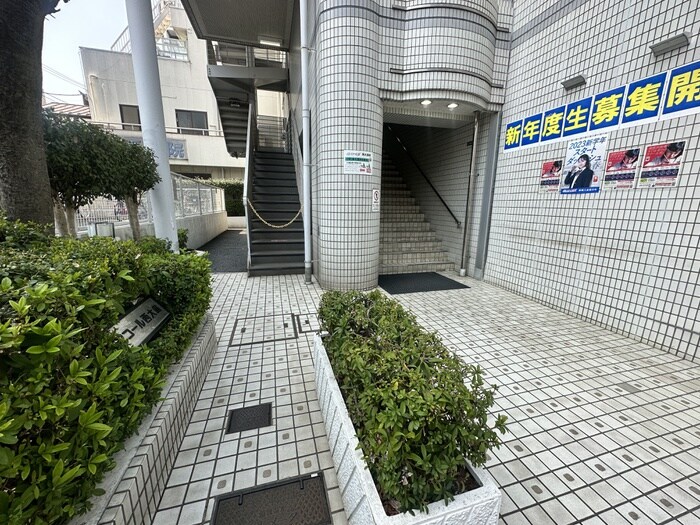 物件外観写真2　(エントランス部分)