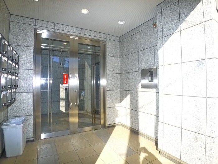 物件外観写真5　(エントランス部分)