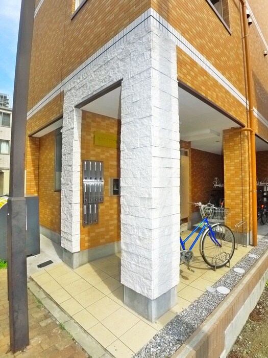 物件外観写真2　(エントランス部分)