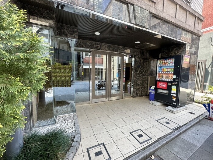 物件外観写真2　(エントランス部分)