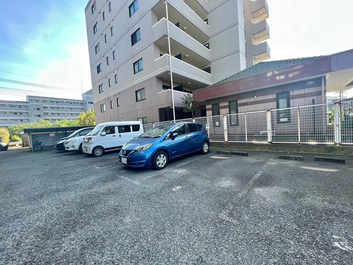 物件外観写真4　(駐車場)