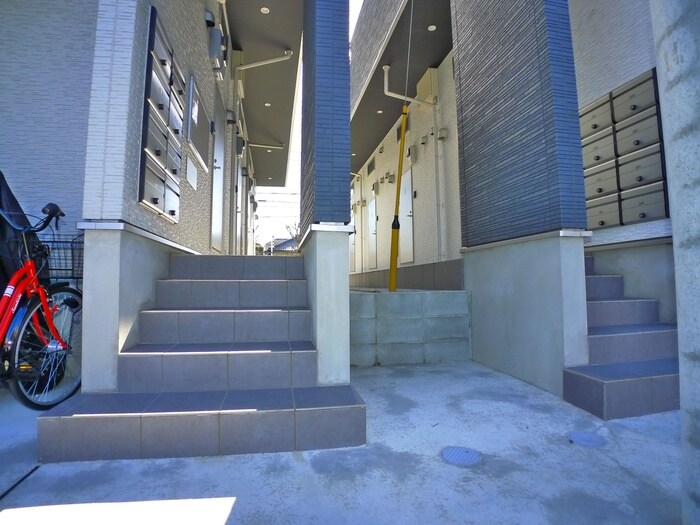 物件外観写真2　(エントランス部分)