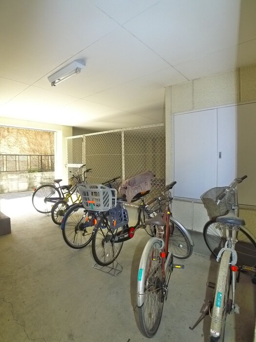 物件外観写真4　(駐輪場)
