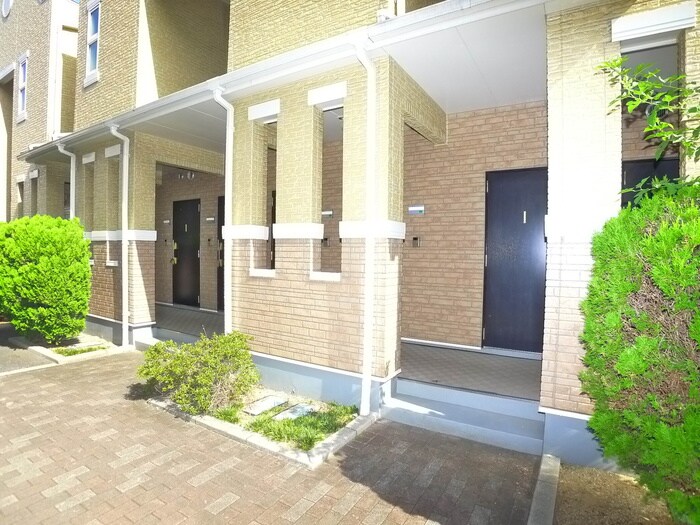 物件外観写真2　(エントランス部分)