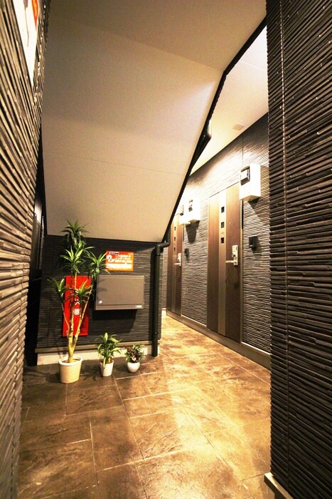 物件外観写真3　(エントランス部分)