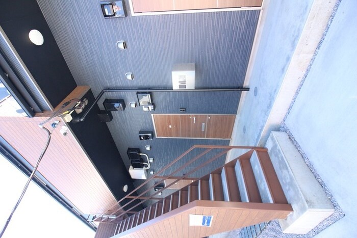 物件外観写真3　(エントランス部分)